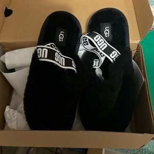 K Fluff Yeah Clog Size 4 UGG